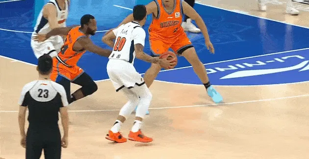 王少杰篮下接球被王哲林打到面部，鼻子流血被换下场