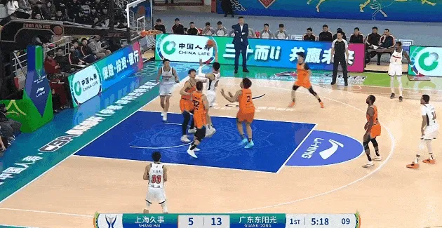 王少杰篮下接球被王哲林打到面部，鼻子流血被换下场