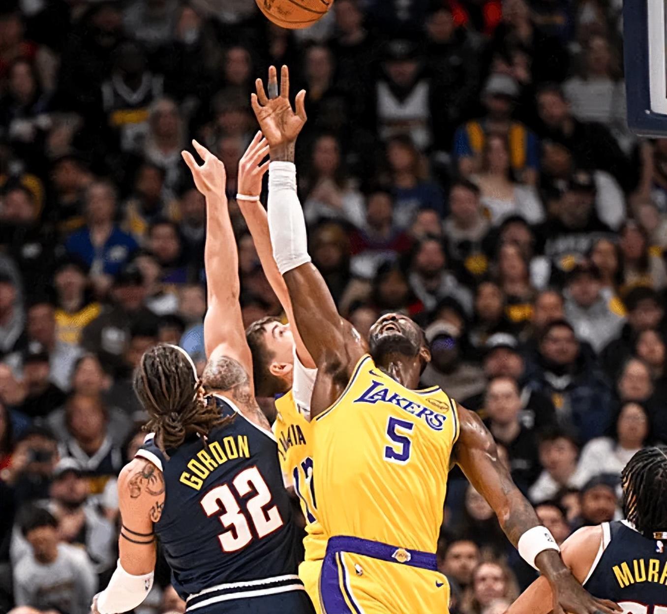 乐鱼游戏-艾顿伤退！湖人16分大逆转，詹姆斯创2大NBA神迹，东契奇大号三双