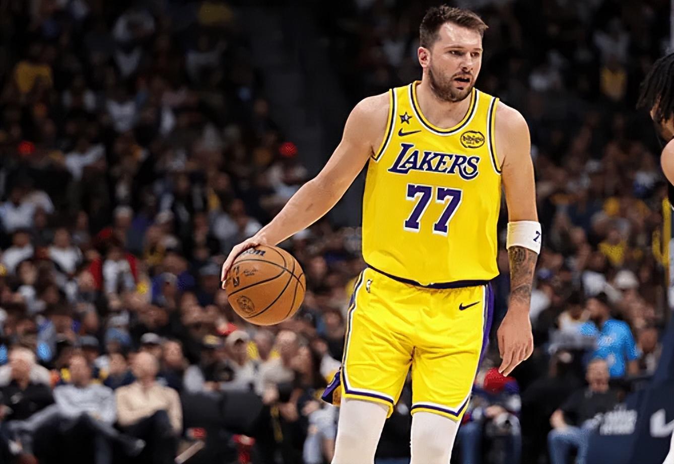 乐鱼游戏-艾顿伤退！湖人16分大逆转，詹姆斯创2大NBA神迹，东契奇大号三双