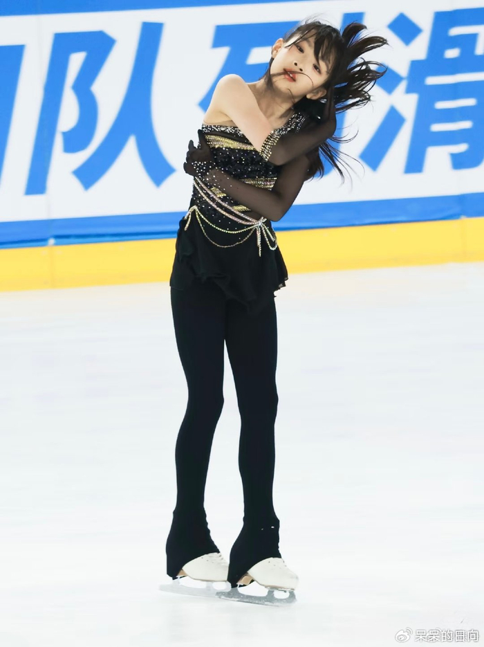 乐鱼游戏-中国奥运亚军培养女儿继承衣钵，年仅九岁就惊艳赛场，甜美又可爱|张丹|花样滑冰|冬奥会|双人滑|都灵冬奥会_新浪体育_新浪新闻