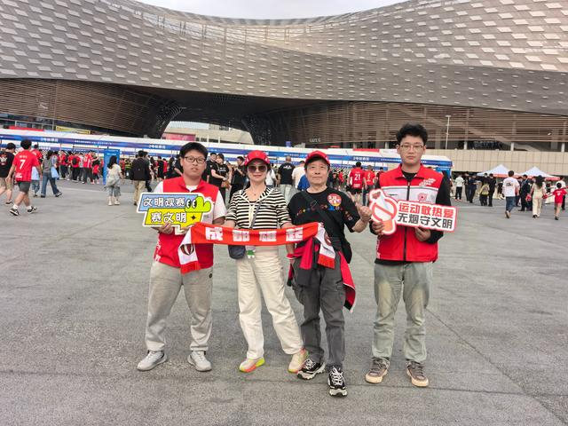 乐鱼APP-金牛文明实践员护航中超赛事：无烟观赛成风尚 微笑服务暖人心|金牛区|中超联赛|球迷|控烟|环境_新浪体育_新浪新闻
